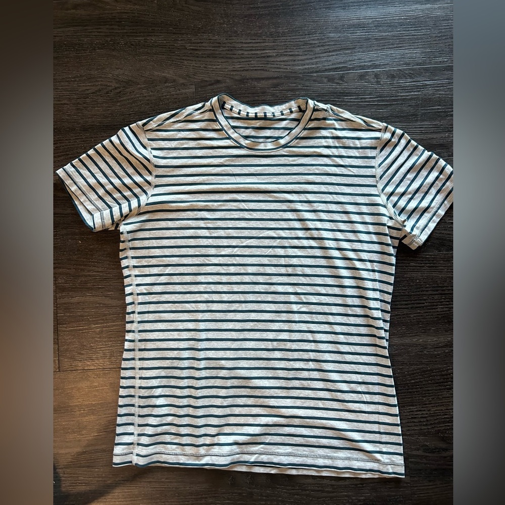 Men’s Lululemon T-shirt size XL